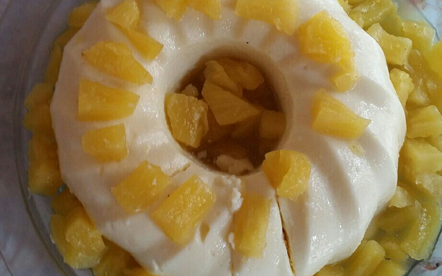 Manjar de coco com calda de abacaxi