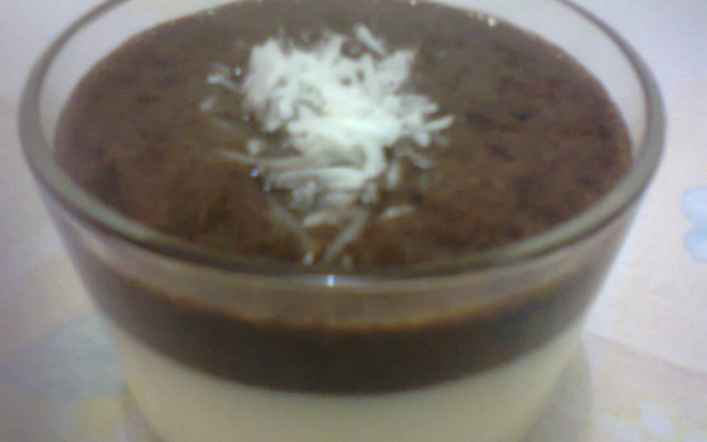 Doce gelado de coco com chocolate