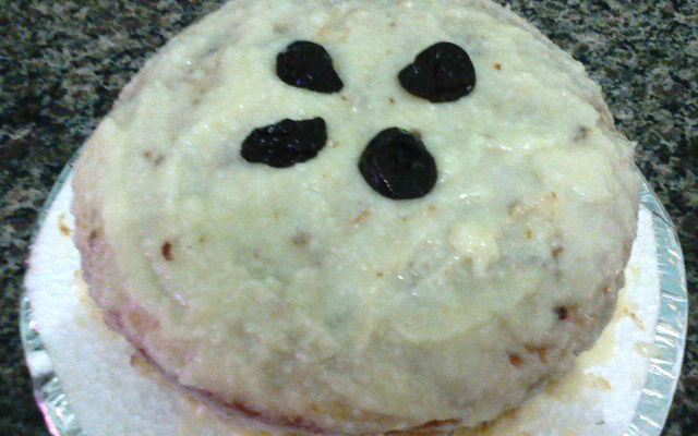 Bolo fofo com cobertura cremosa de coco