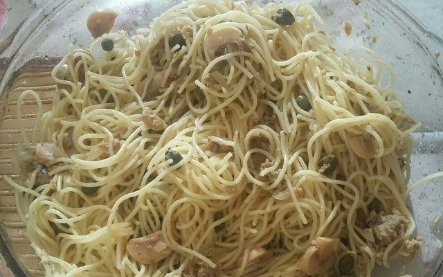 Spaghet ao molho de alcaparras, cogumelos e atum