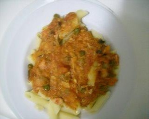 Penne com atum e alcaparras