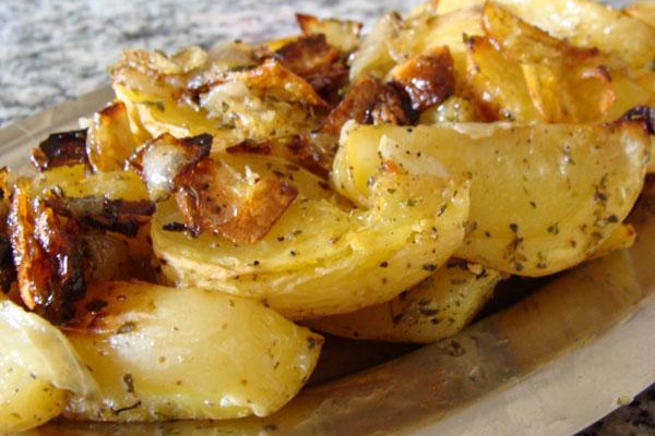 Batatas temperadas e assadas com casca