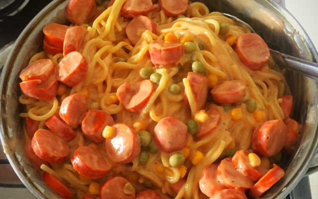 Macarrão com salsicha e creme de leite