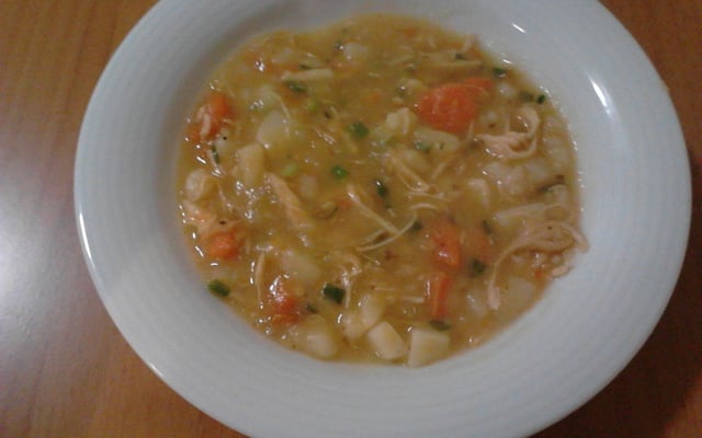 Sopa de frango desfiado com legumes