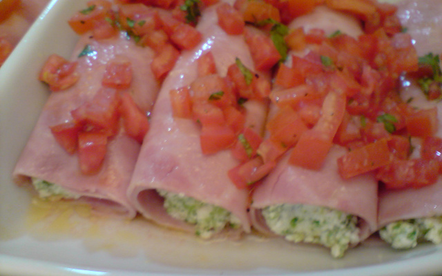 Canelone de peito de peru recheado com ricota e brócolis