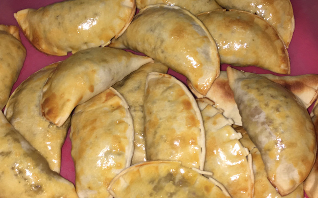 Pastel de carne com queijo assado