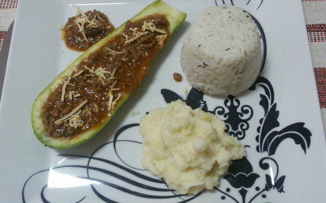 Canoa de abobrinha recheada com carne moída