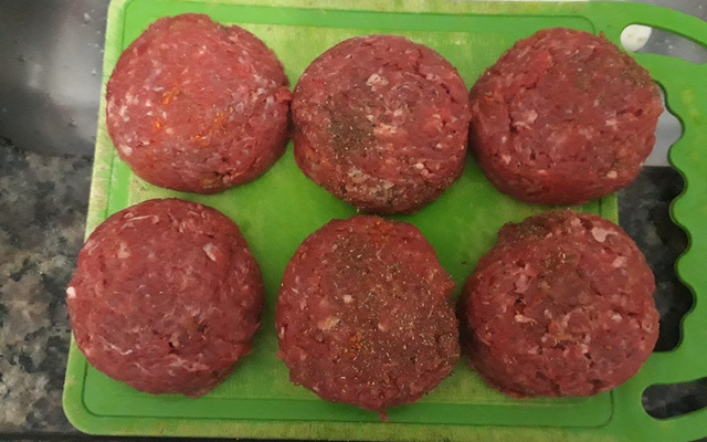 Hambúrguer artesanal recheado com mussarela