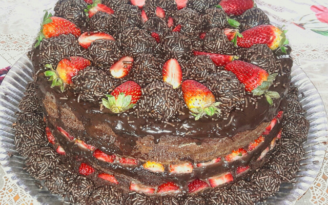 Bolo de chocolate e calda de chocolate