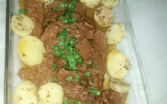 Carne na panela de pressão com cebola