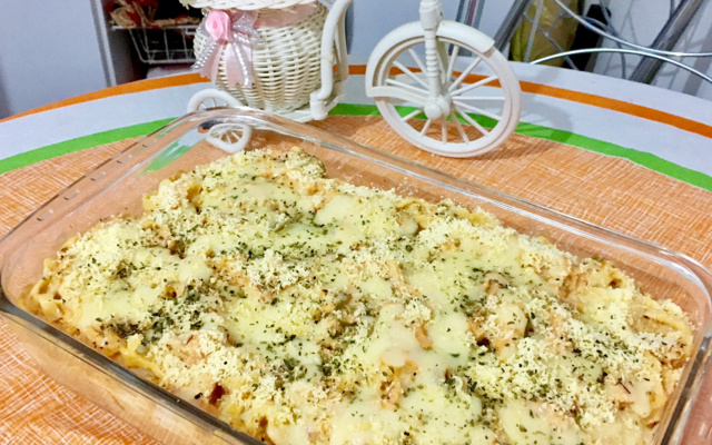 Macarrão com requeijão e peito de peru