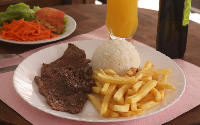 Contra filé com batata frita