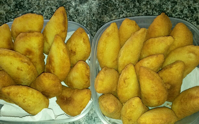 Pastel de massa cozida (risóles)