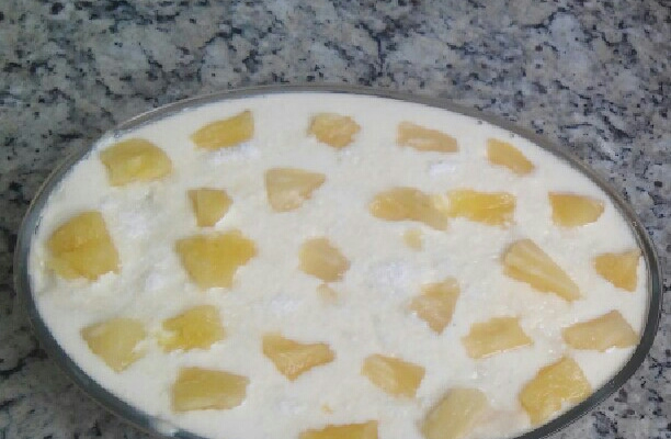 Pavê de abacaxi em caldas