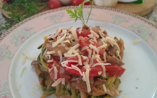Espaguete de abobrinha com molho cremoso de cogumelos