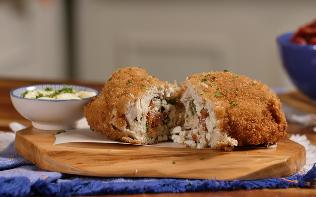 Peito de frango à milanesa recheado
