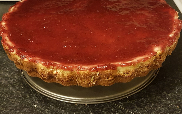 Cheesecake com molho de morangos