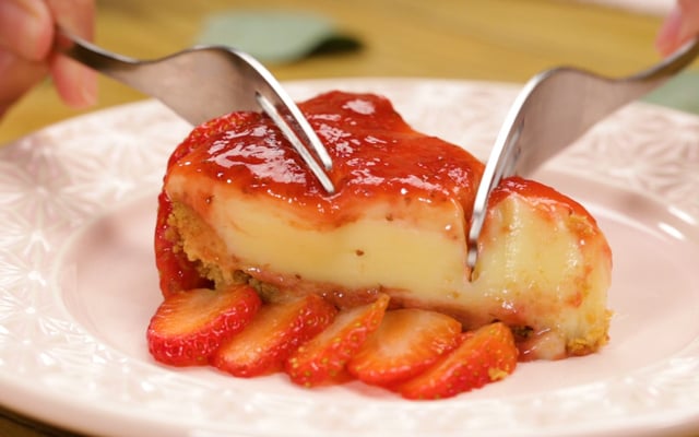 Torta de chocolate branco com calda de morango