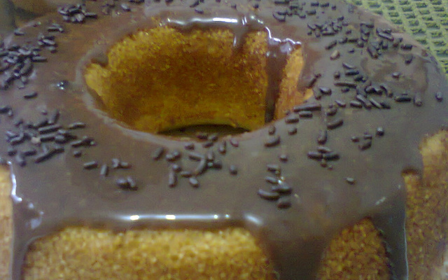 Bolo de fubá com calda de chocolate