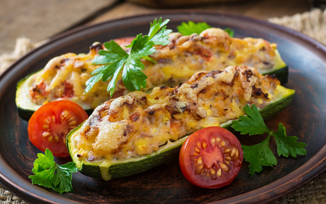 Abobrinha recheada com frango (Zapalito)