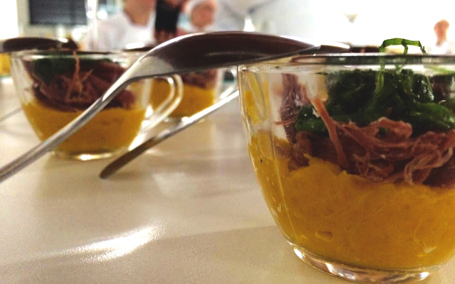 Purê de cabotiá com carne seca e couve crispy