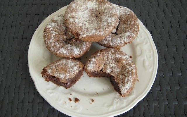 Moelleux au Chocolat (tradicional bolinho francês com interior cremoso)