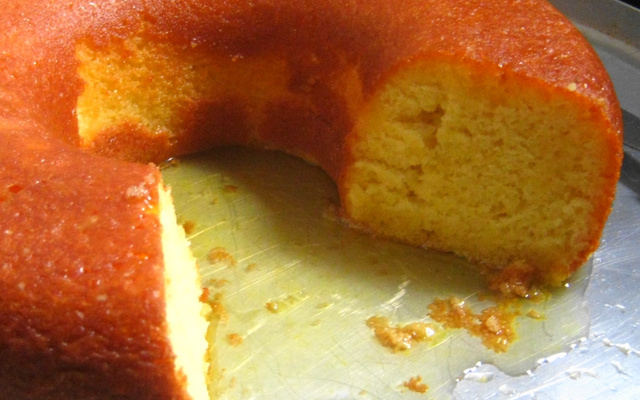 Bolo úmido de laranja
