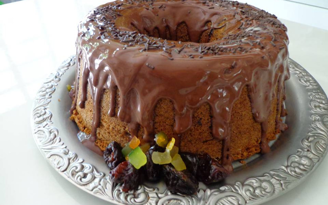 Bolo de frutas com cobertura de chocolate