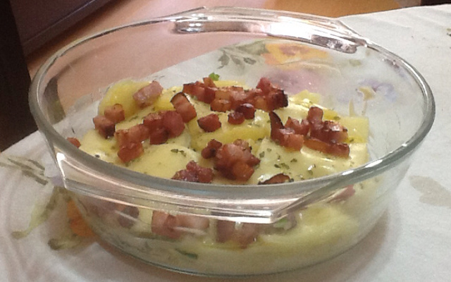 Batata gratinada com creme de queijo e bacon