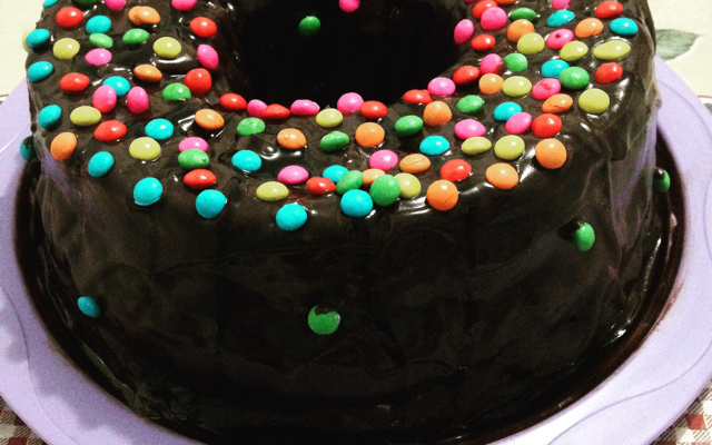 Bolo de chocolate e calda de chocolate