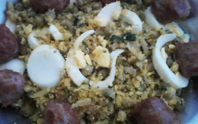 Virado de ervilhas com calabresa e ovos