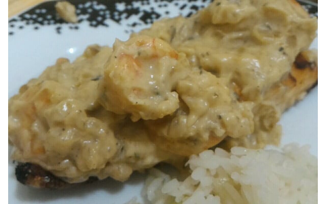 Salmão delicioso ao molho de camarão com catupiri