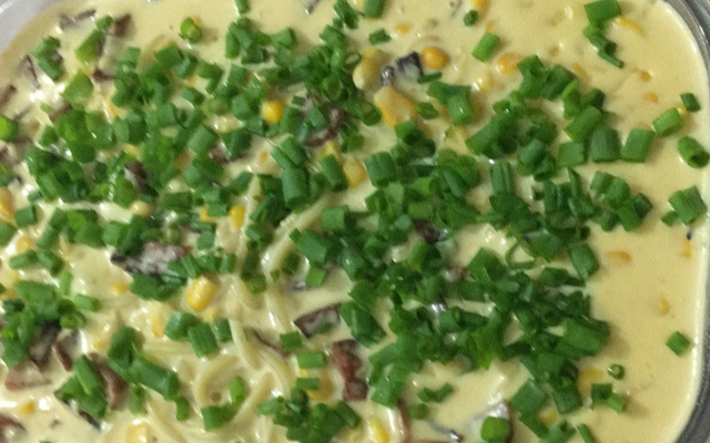 Macarronada ao molho branco com bacon e calabresa