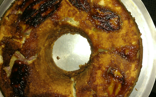 Bolo invertido de banana caramelada de liquidificador