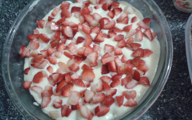 Pavê de ganache com morango e coco