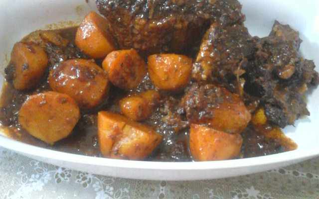 Carne assada com batatas douradas