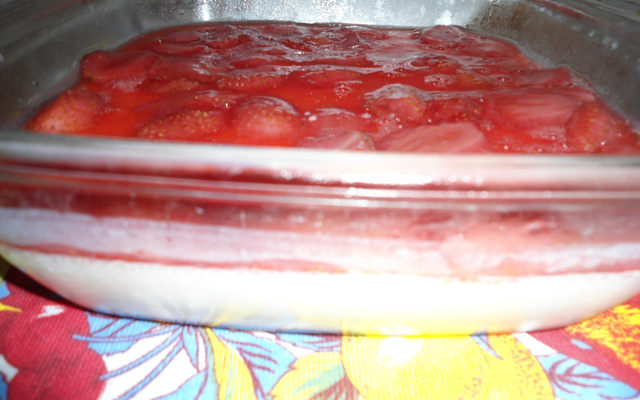 Flan com calda de morango