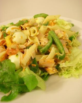 Salada de macarrão e peito de peru