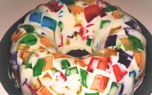 Gelatina colorida com cubos de vários sabores e creme