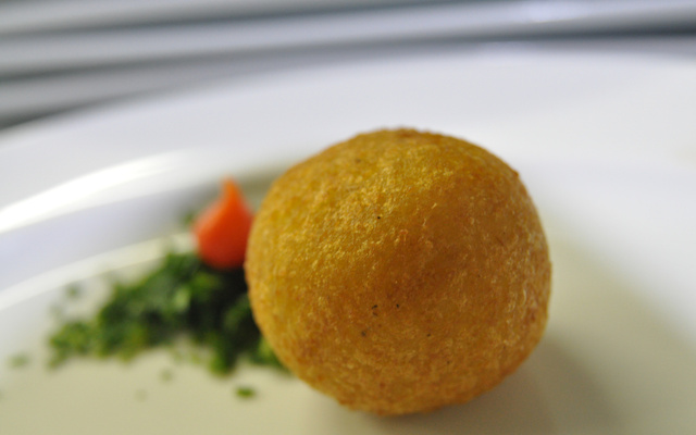 Bolinho de mandioca com recheio de carne seca