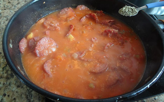 Salsichão ao molho vermelho