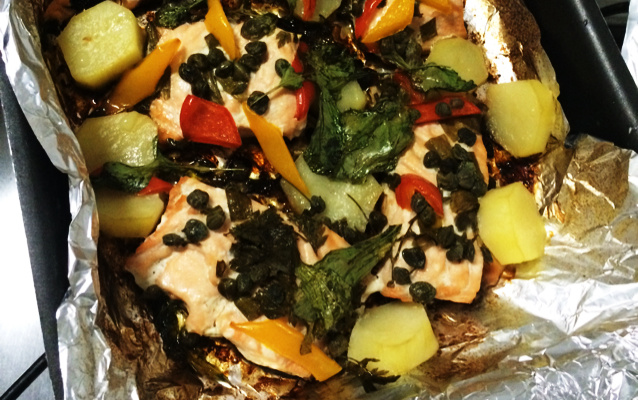 Salmão com tomate seco e alcaparras