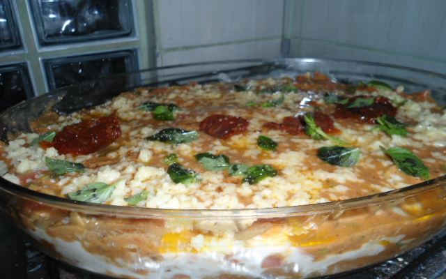 Lasanha ao molho de atum e molho branco