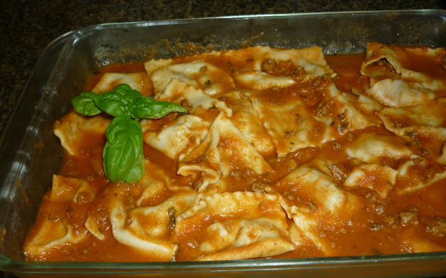 Ravioli de carne com molho bolonhesa