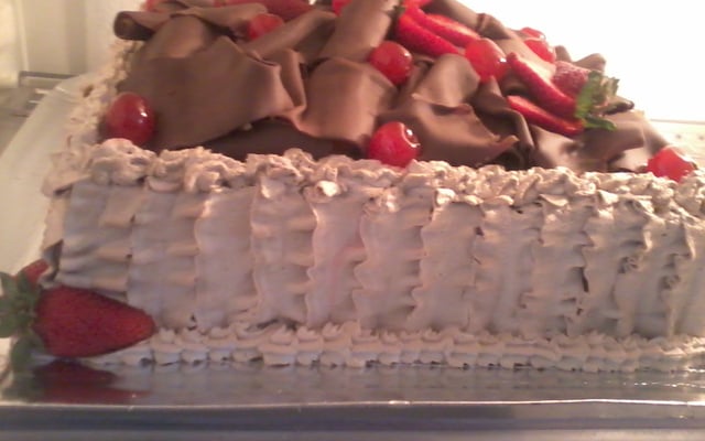 Bolo trufado com morangos