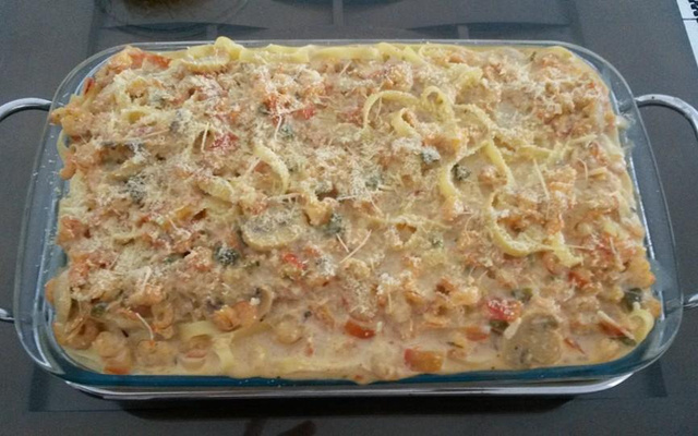 Fettuccine com camarão ao molho de queijo e ervas finas
