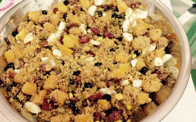 Chester e farofa com pêssegos