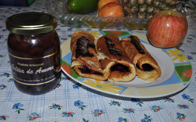 Panqueca de maçã com geléia de amora