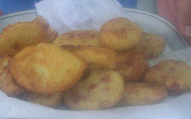 Bolinho de arroz recheado de salsicha e batata