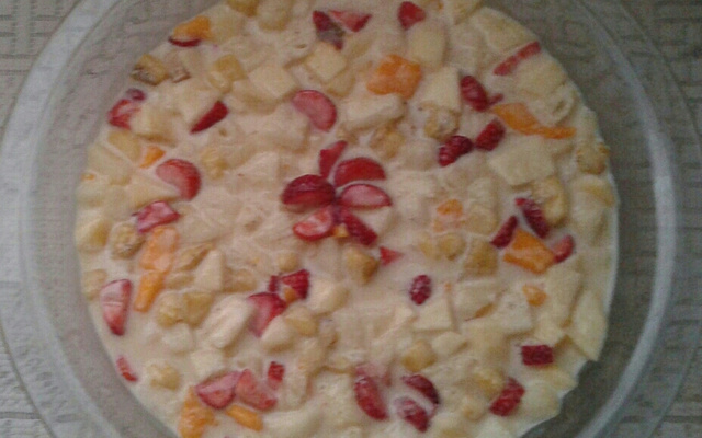 Salada de frutas com leite condensado e creme de leite